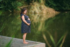 fotograf für schwangerschaftsfotos bamberg, nürnberg, erlangen - schwangerschaftsfoto am see