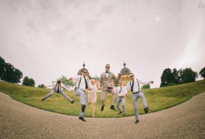 Guter Fotograf für Hochzeit auf Mallorca macht bewegte Gruppenbilder