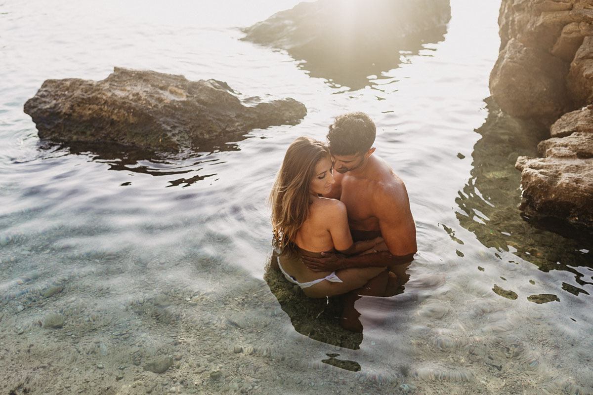 Fotoshooting am Strand - intime Paarfotos im Wasser