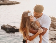 Paar bei Fotoshooting am Strand von Mallorca